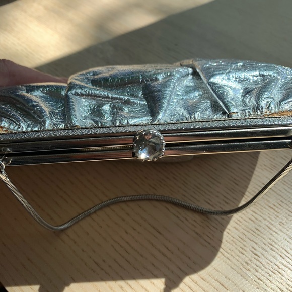 Very vintage evening clutch. Silver with rhinestone fastener - Picture 3 of 7